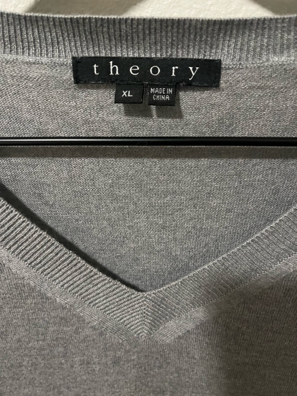 Theory Two-Tone V-Neck Sweater in Cashmere and Silk - Picture 3 of 6